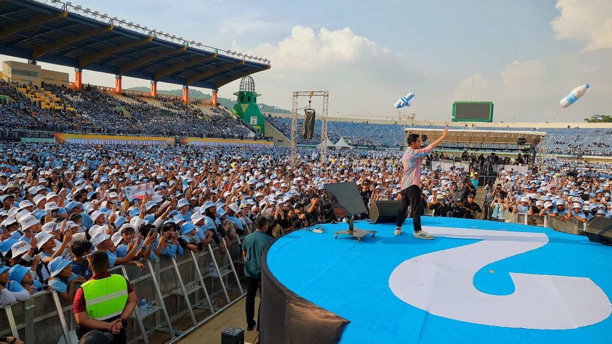 Hadiri Konser Selangkah Menuju Kemenangan di Bandung, Gibran Minta Massa Kawal Kemenangan