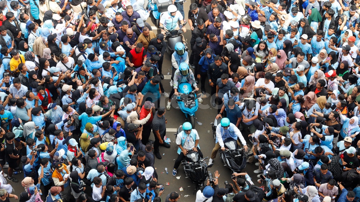Dibonceng Gibran Rakabuming Naik Motor Listrik ke GBK, Selvi Ananda Pakai Sepatu Mewah Chanel Belasan Juta!
