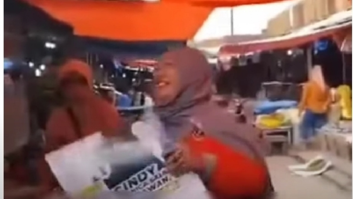 Ibu-ibu dan Petugas Ribut di Pasar Bukittinggi Saat Bagi Kalender Anies: Kalau Prabowo Boleh?