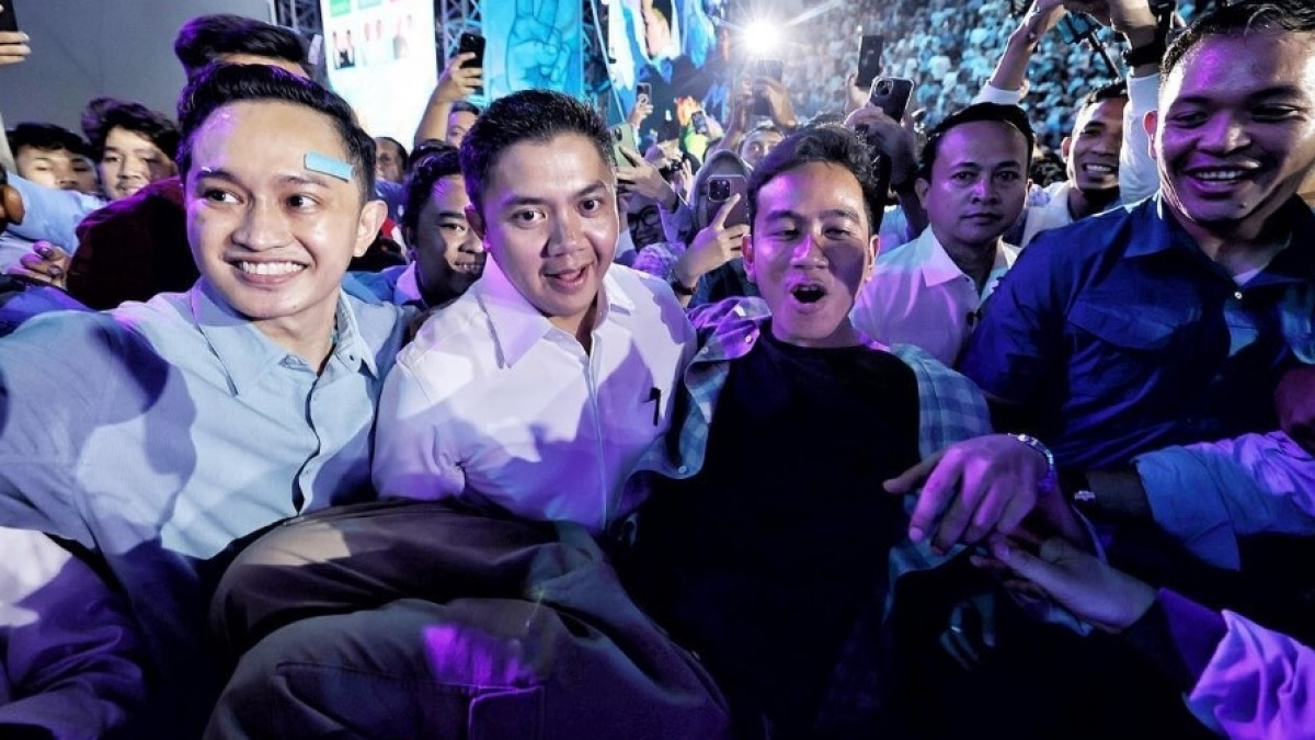 Ekspresi Pasrah Gibran Saat Digendong Mayor Teddy Jadi Sorotan: Mbak Selvi Harus Waspada...