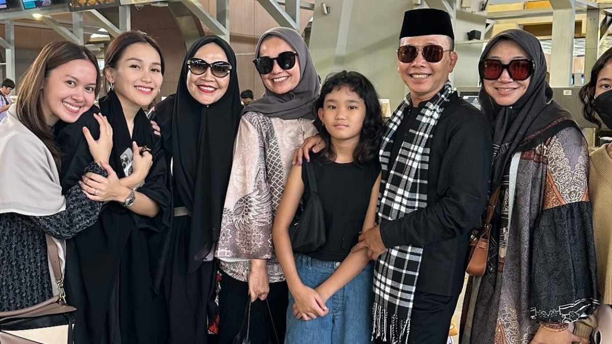 Pamer Momen Umrah Bareng Keluarga Fardhana, Umi Kalsum Kena Sentil: Sama Besan Satunya Kok...