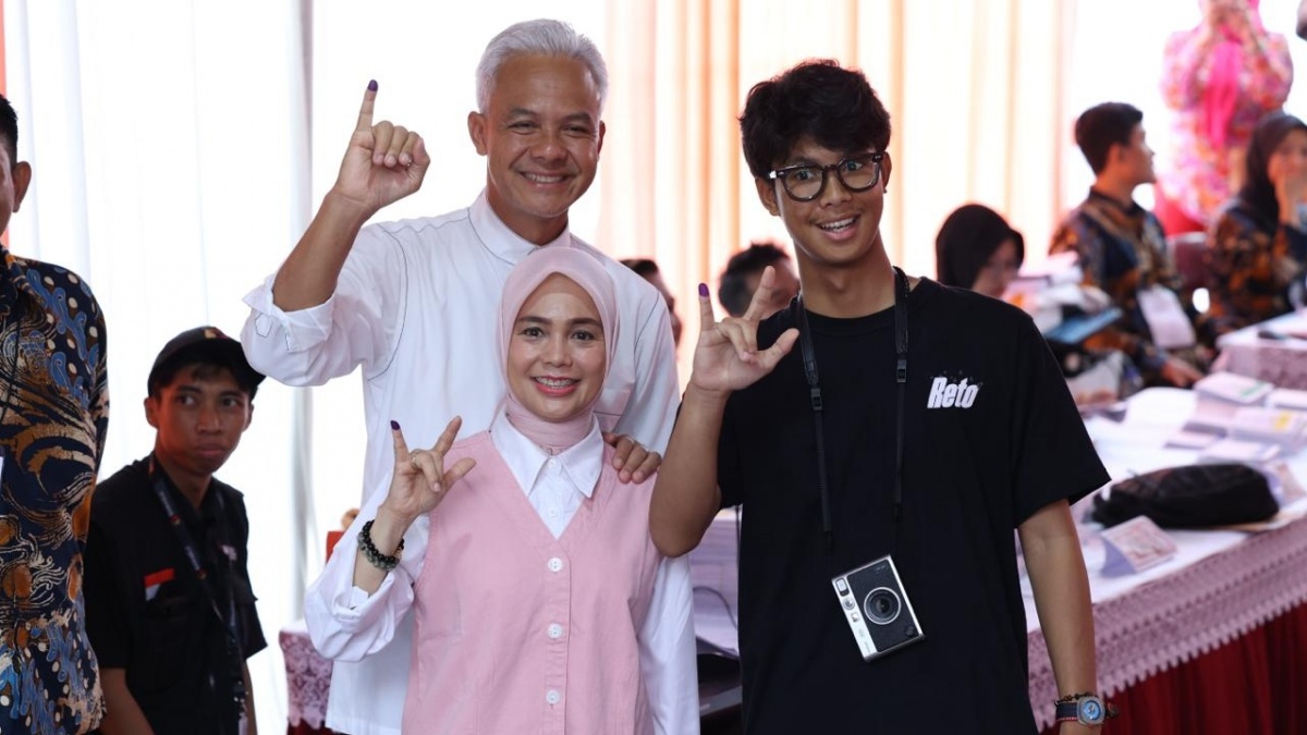 Pakai Baju Pink, Siti Atikoh Akui 'Deg-degan' Saat Nyoblos Bareng Ganjar dan Alam