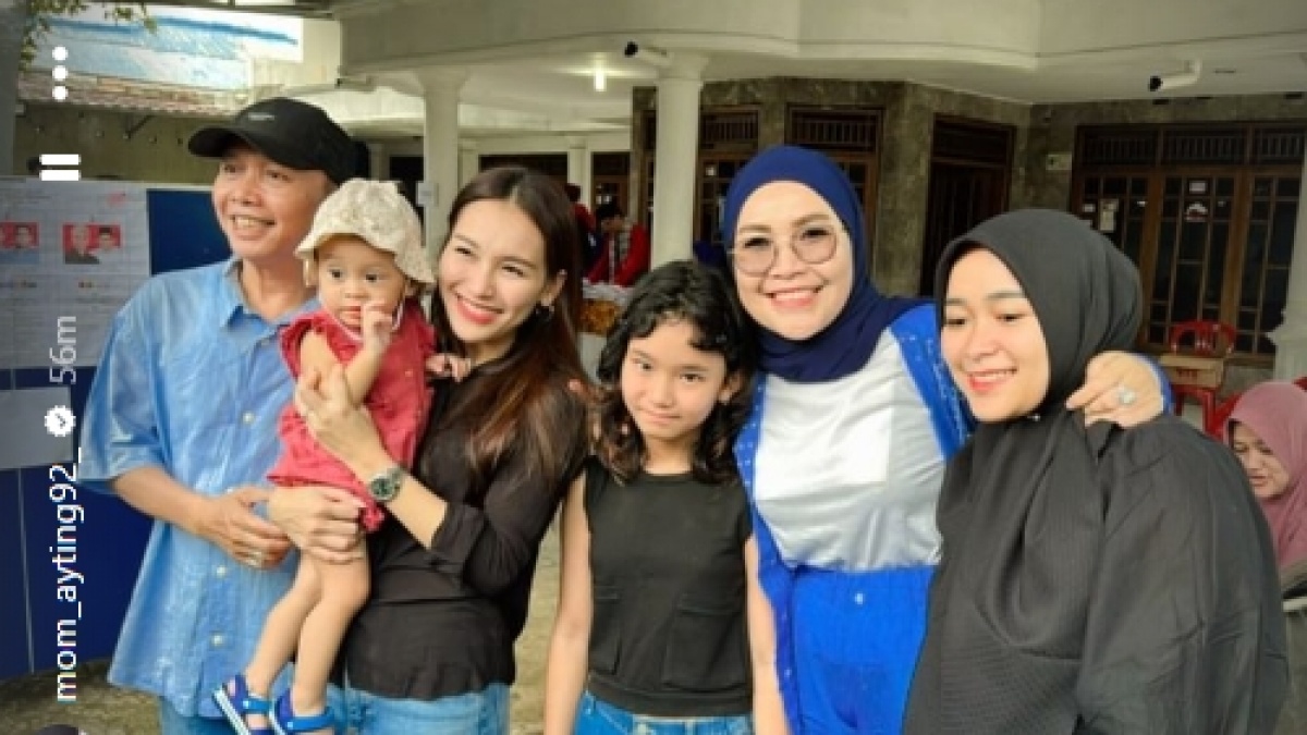 Tunangan Ayu Ting Ting Dihadiri Paman Gibran, Ayah Ojak Langsung Nyoblos Pakai Baju Biru bak Dukung 02
