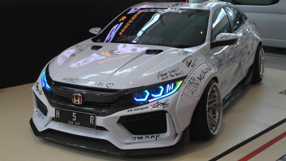 Para Drifter Cantik Siap Beraksi Gunakan Velg HSR di IIMS 2024