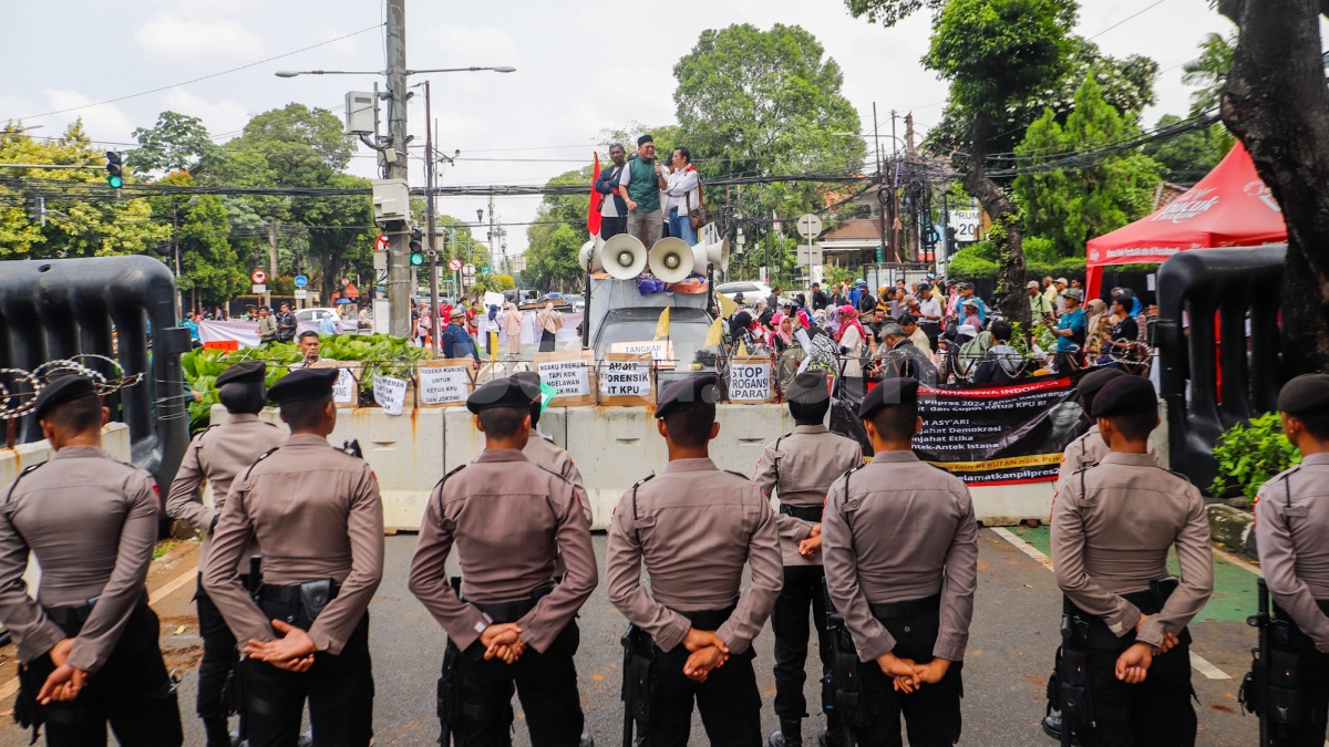Ditanya Koordinator Demonya Siapa, Mahasiswa Pro KPU Ogah Diwawancara Pilih Menghindar