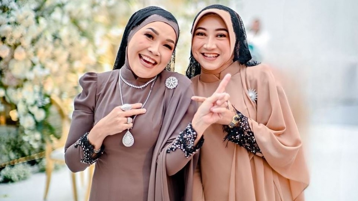 Adu Harga Tas Louis Vuitton Ibu Ayu Ting Ting dan Calon Besan, Punya Siapa yang Lebih Mahal?