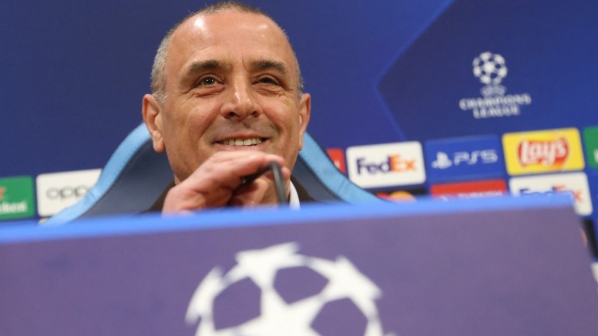 Francesco Calzona Tegaskan Napoli Tak Gentar Tampil di Kandang Barcelona