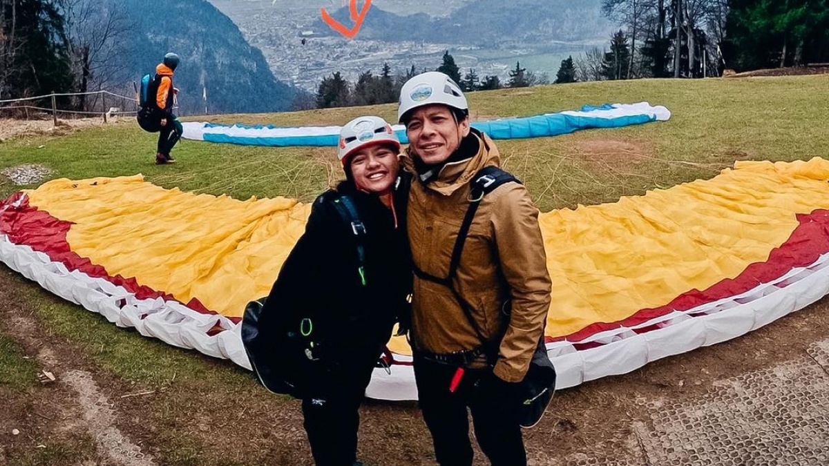6 Potret Ariel NOAH Naik Paralayang di Swiss, Turuti Ide Alleia