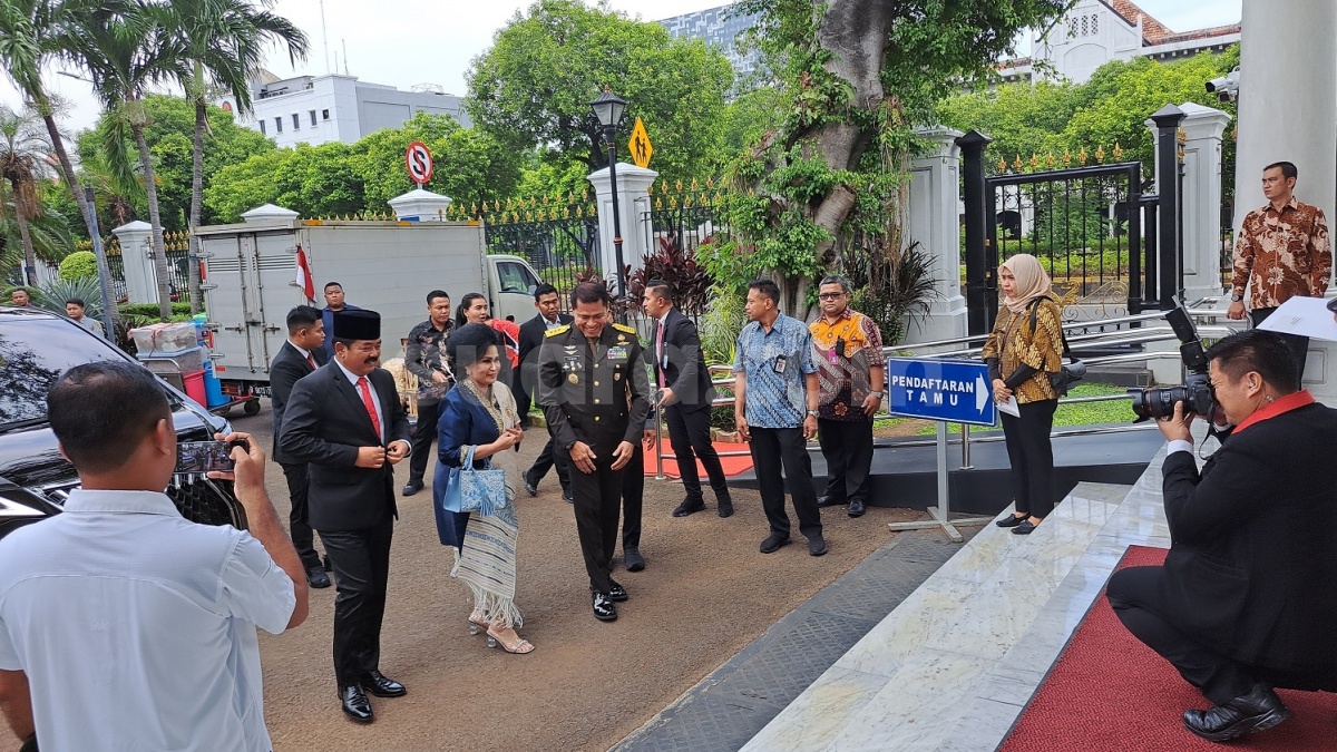 Berdasi Merah, Hadi Tjahjanto Tiba Di Istana Jelang Dilantik Jadi Menkopolhukam