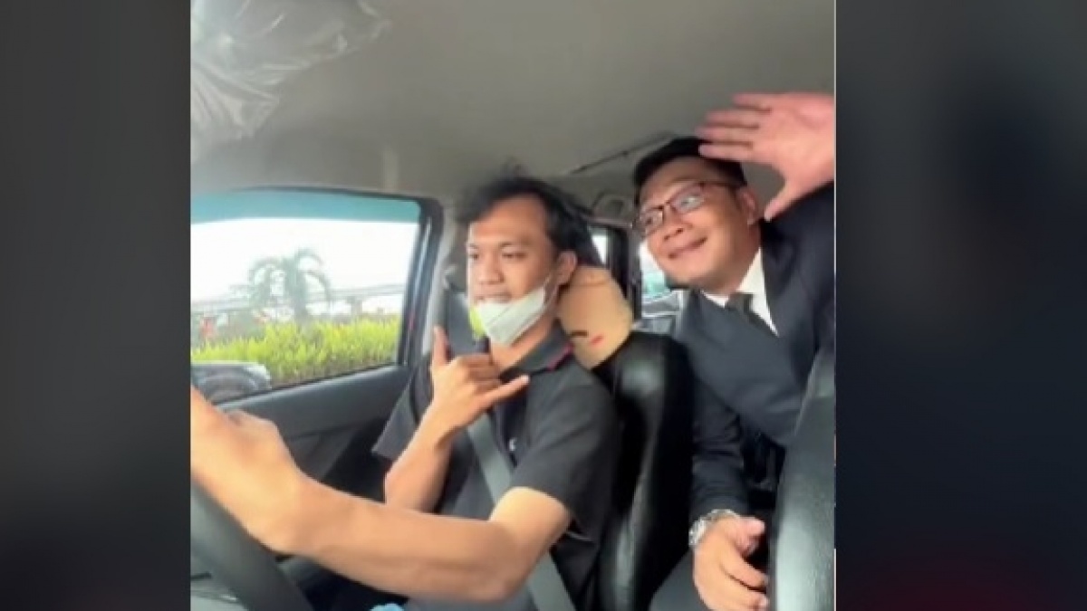 Momen Ridwan Kamil Naik Taksi Online, Sopirnya Malah Merinding