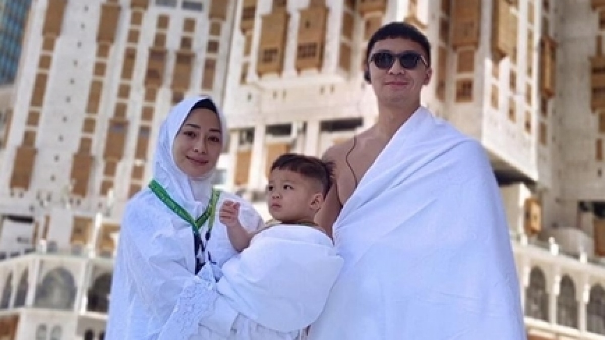 8 Potret Nikita Willy Umrah Sambil Momong Anak, Dipuji Sebagai Ibu Hebat