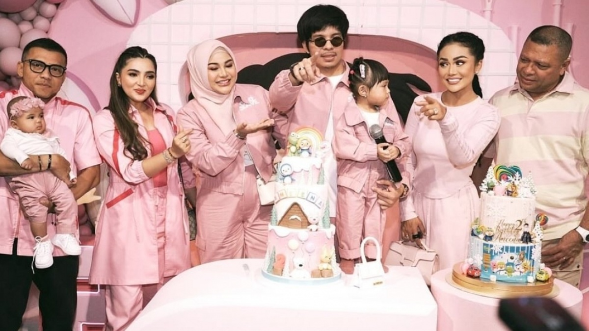 9 Potret Gaya Artis di Pesta Ultah ke-2 Ameena, Imut Bertabur Warna Merah Muda