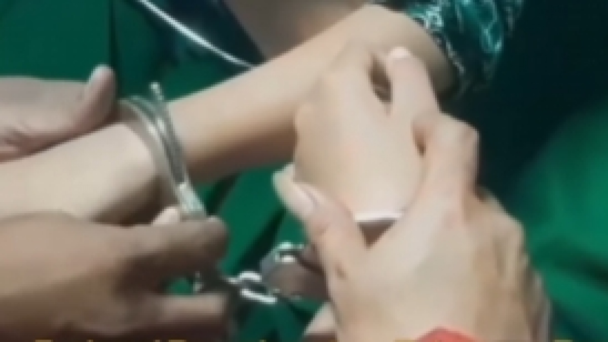 Main-main di Sekolah, Tangan Dua Siswi Terkunci Borgol, Damkar Turun Tangan!
