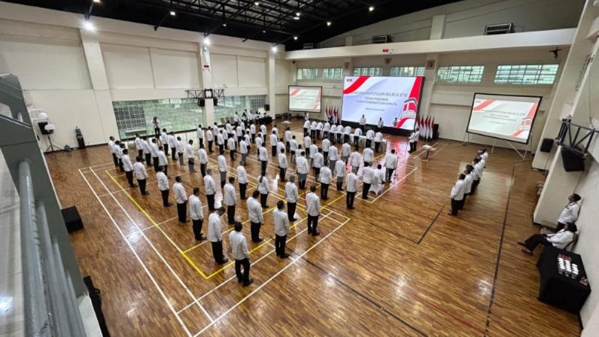 Penerima Pungli di China Dihukum Mati, di Indonesia Anggota KPK Cuma Minta Maaf?