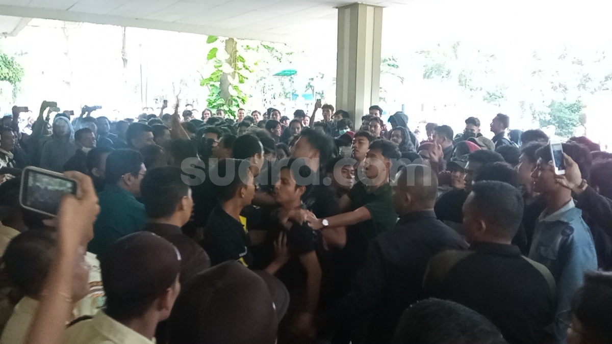 Demo Mahasiswa UP Soal Kasus Pelecehan Rektor Memanas, Saling Dorong Tak Terhindarkan