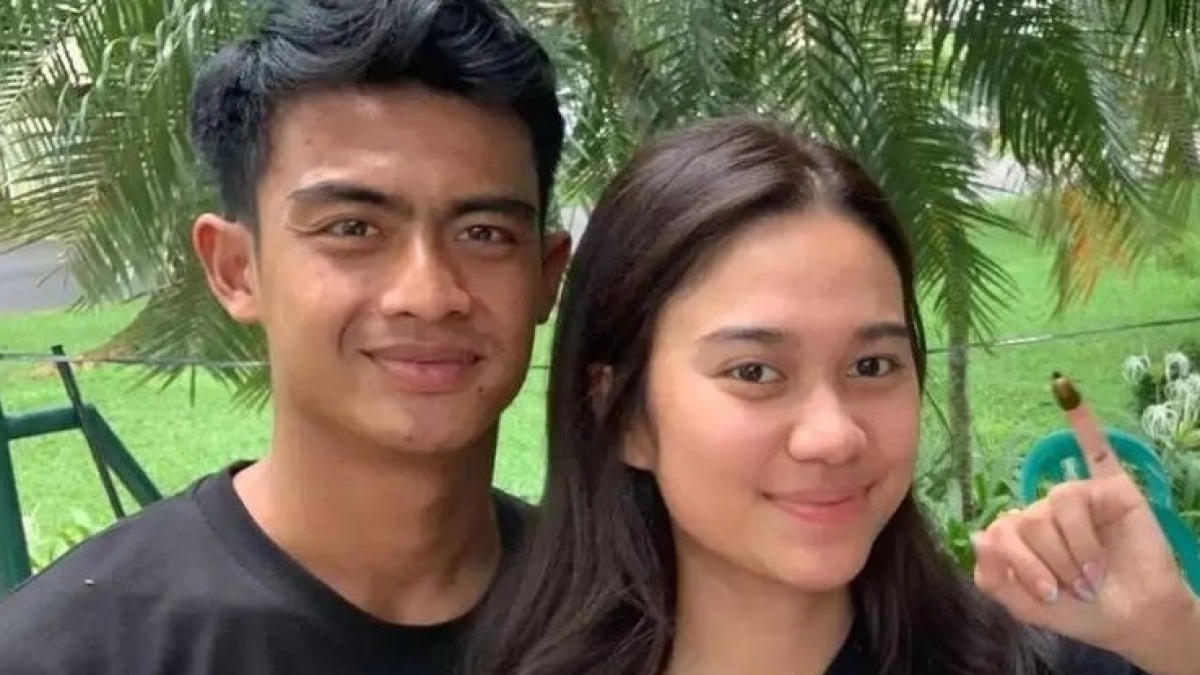 Nongkrong dengan Fuji Cs, Pratama Arhan Terciduk Rangkul dan Kecup Azizah Salsha