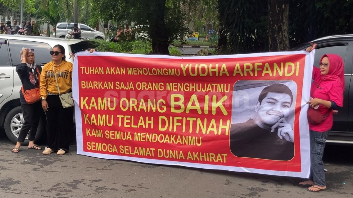 Keluarga Bawa Spanduk Dukung Tersangka Pembunuh Anak Tamara Tyasmara, Warganet: Memang Agak Lain