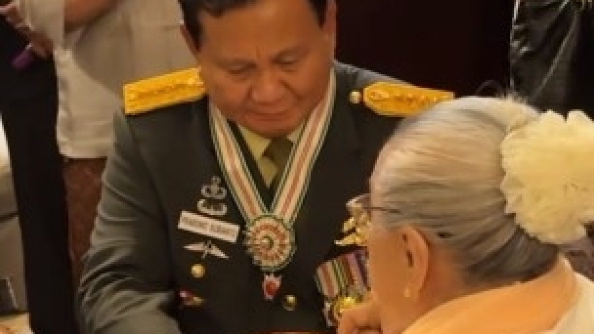 Bukan Titiek Soeharto, Prabowo Beri Tumpeng Pertama ke Wanita Ini Saat Syukuran Gelar Kehormatan
