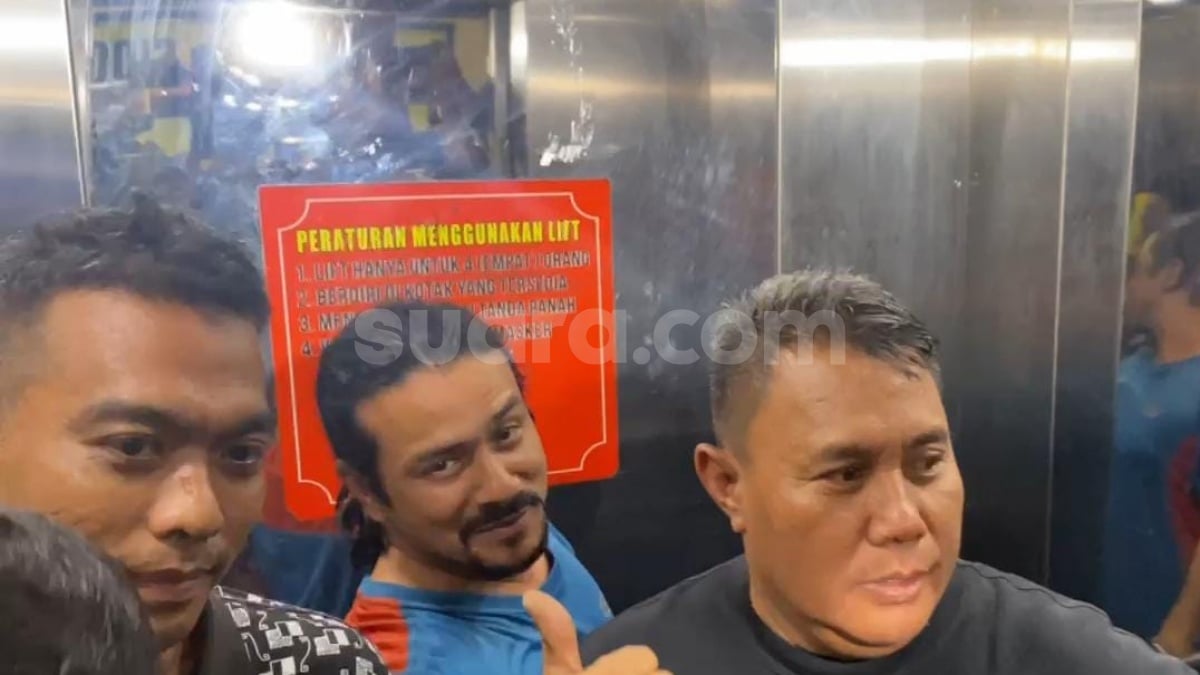 Bisa-bisanya Gathan eks Dina Lorenza Tersenyum Semringah, Padahal Baru Jadi Tersangka Kasus Penembakan