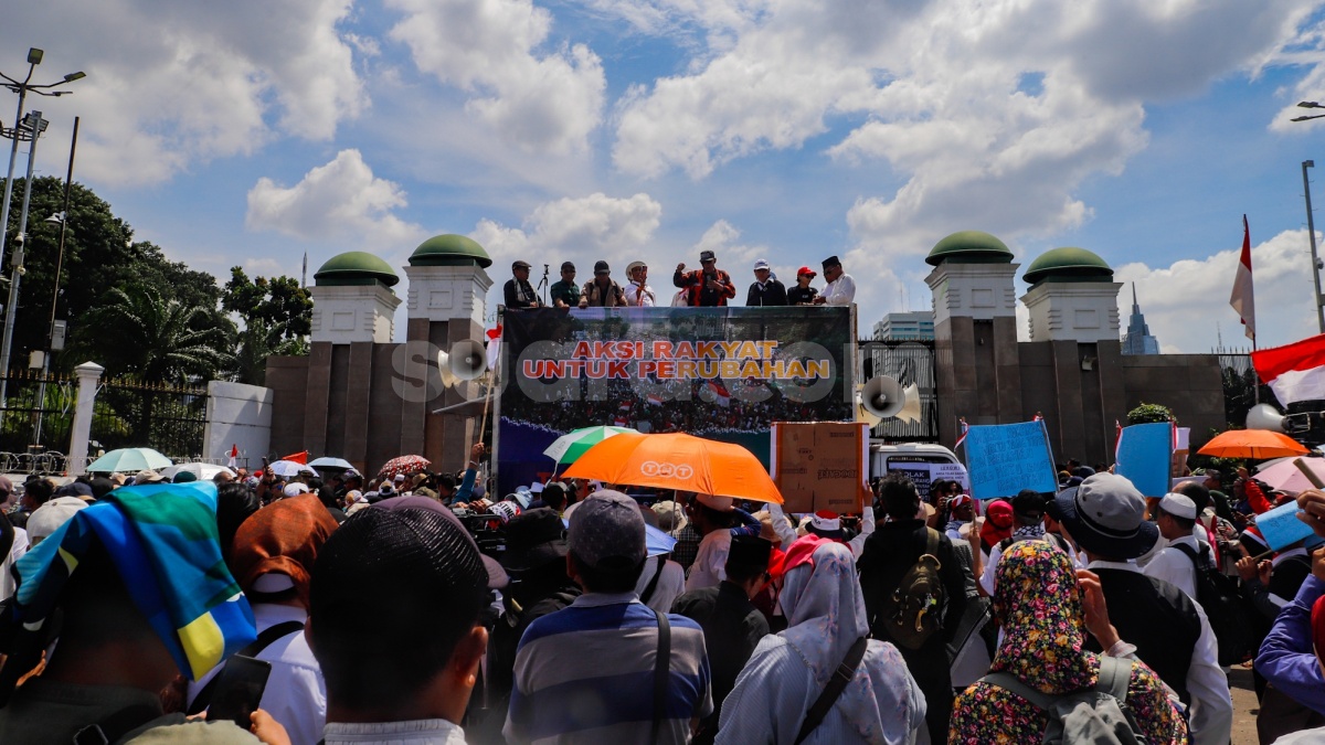 Tolak Pemilu Curang dan Desak Jokowi Dimakzulkan, Massa Bubarkan Diri di DPR Sembari Salawatan