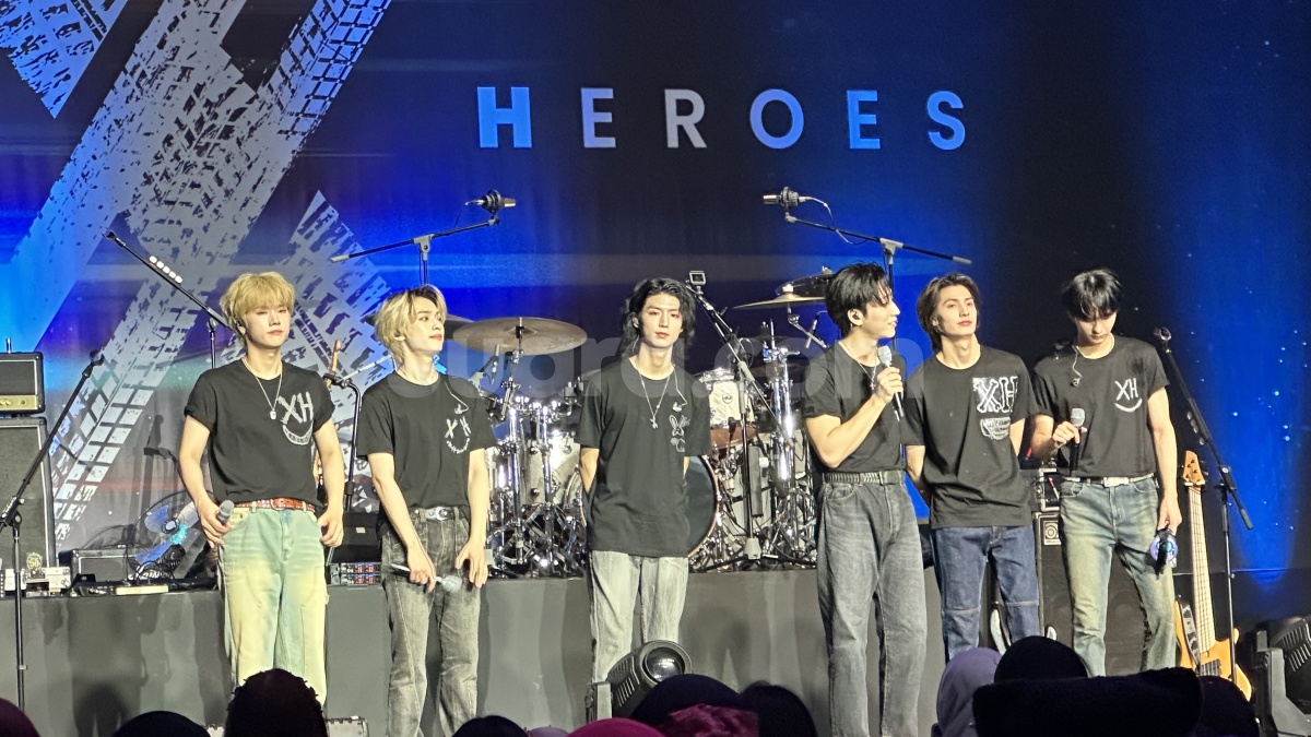 
					 Konser Xdinary Heroes di Jakarta Banjir Air Mata, Gunil Cs Menangis Haru Gara-Gara Fans 
					