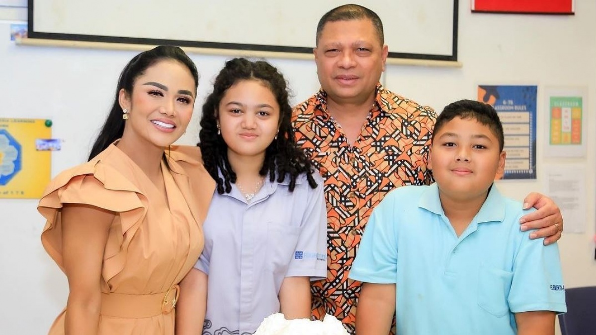 Perdana Masuk Sekolah, Penampilan Kellen Lemos Pakai Seragam SMP Bikin Amora Gemas
