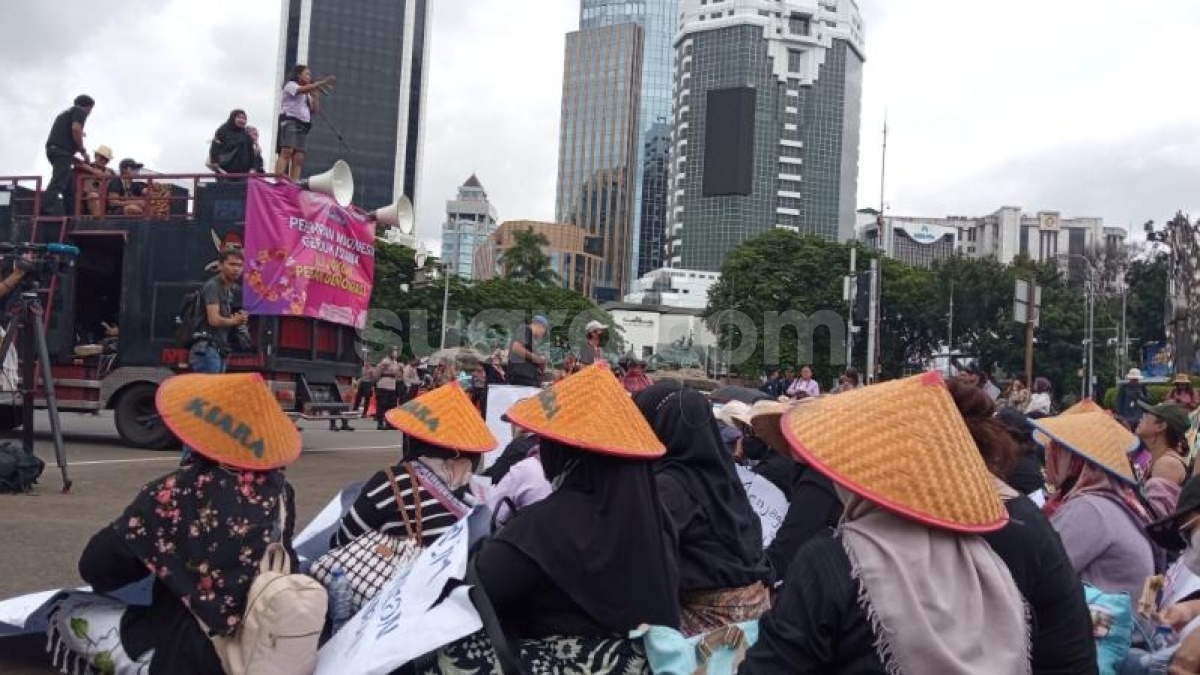 Ikut Geruduk Istana Merdeka di Peringatan Hari Perempuan Sedunia, Ibu-ibu Nelayan: Ruang Kami Terus Dirampas!