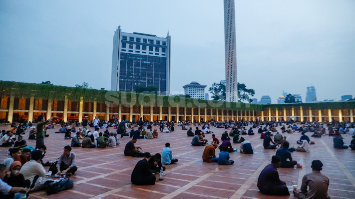 Viral Diduga Petugas Masjid Istiqlal Bentak Orang Tidur Pakai Toa, Warganet Geram: Kayak Kerasukan