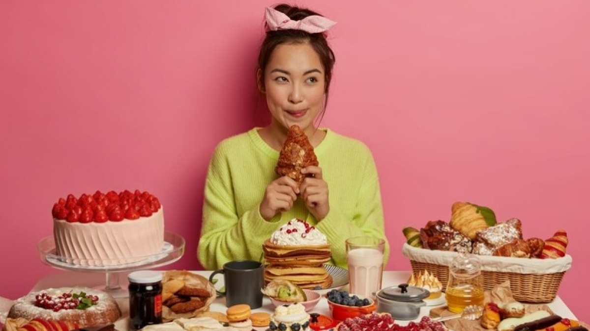 Hukum Nonton Konten Mukbang saat Puasa, Batal atau Tidak?