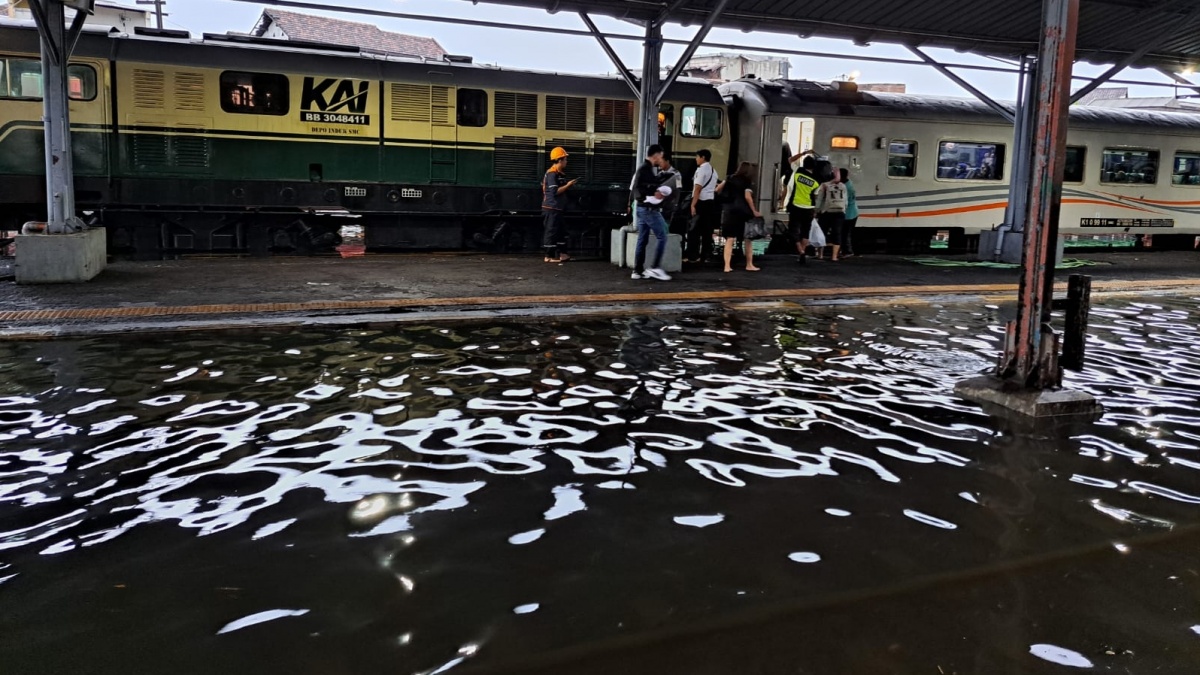 Daftar Perjalanan Kereta Api yang Dibatalkan Imbas Banjir Semarang