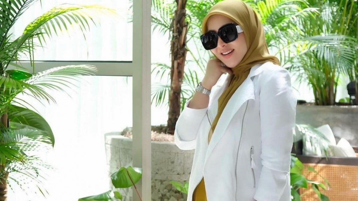 Unggah Foto Pakai Outfit Cokelat-Putih, Harga Sepatu dan Tas Syahrini Bikin Geleng Kepala