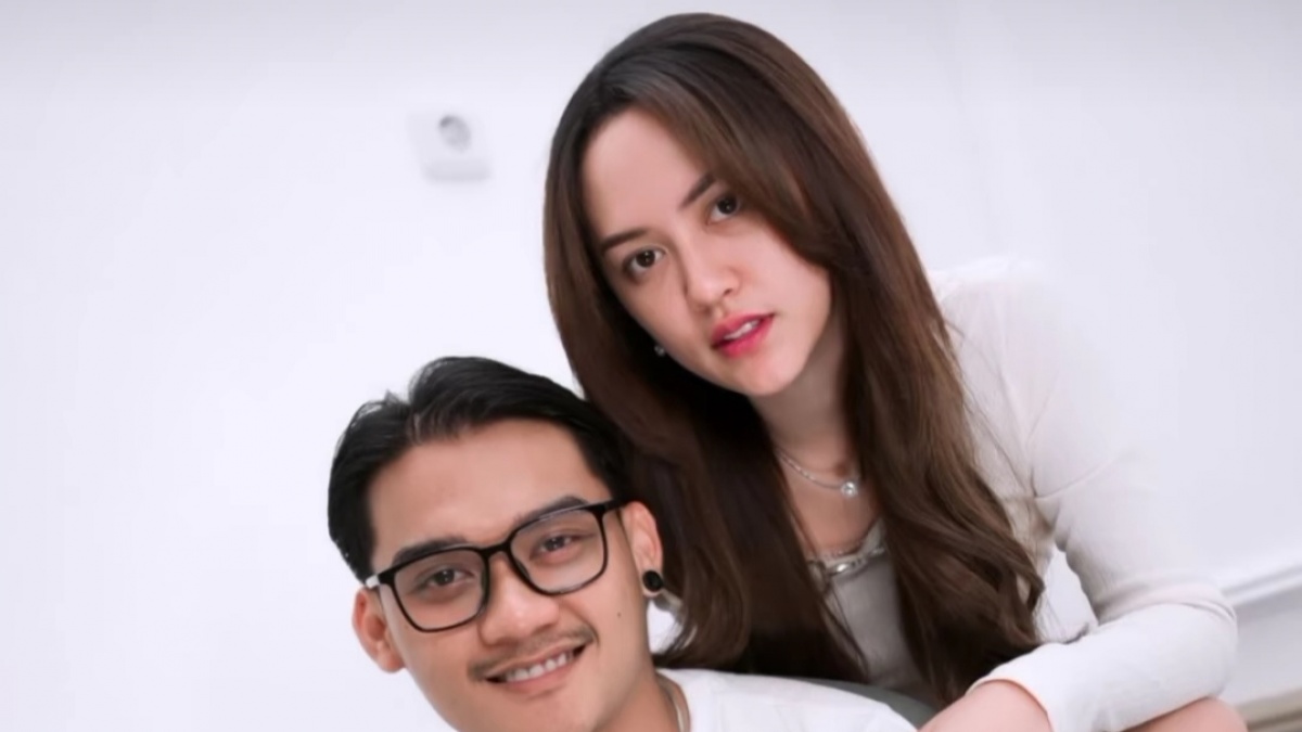 Pasangan Bucin, Sepatu Couple Happy Asmara dan Gilga Sahid Harganya Segini