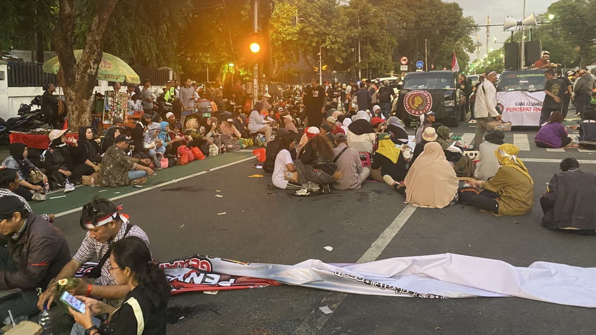 Ratusan Massa Tolak Pemilu Curang Bubarkan Diri Usai Bukber Depan KPU RI