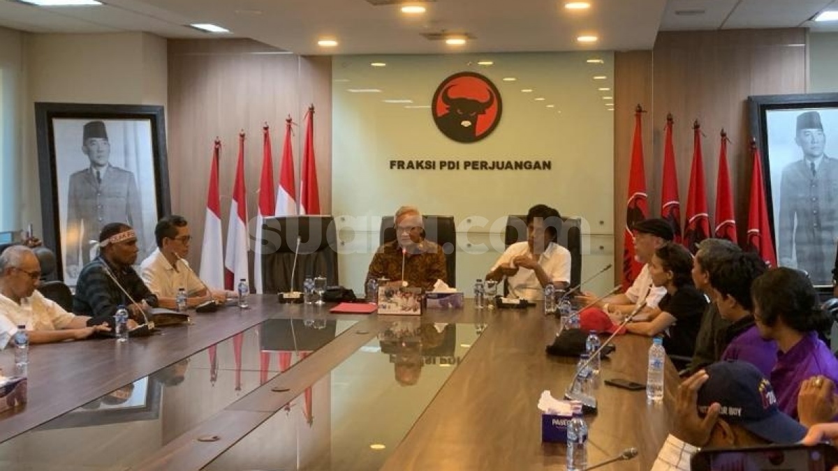 Malam-malam, Adian dan Masinton PDIP Terima Audiensi Pendemo Pro Hak Angket di Depan DPR