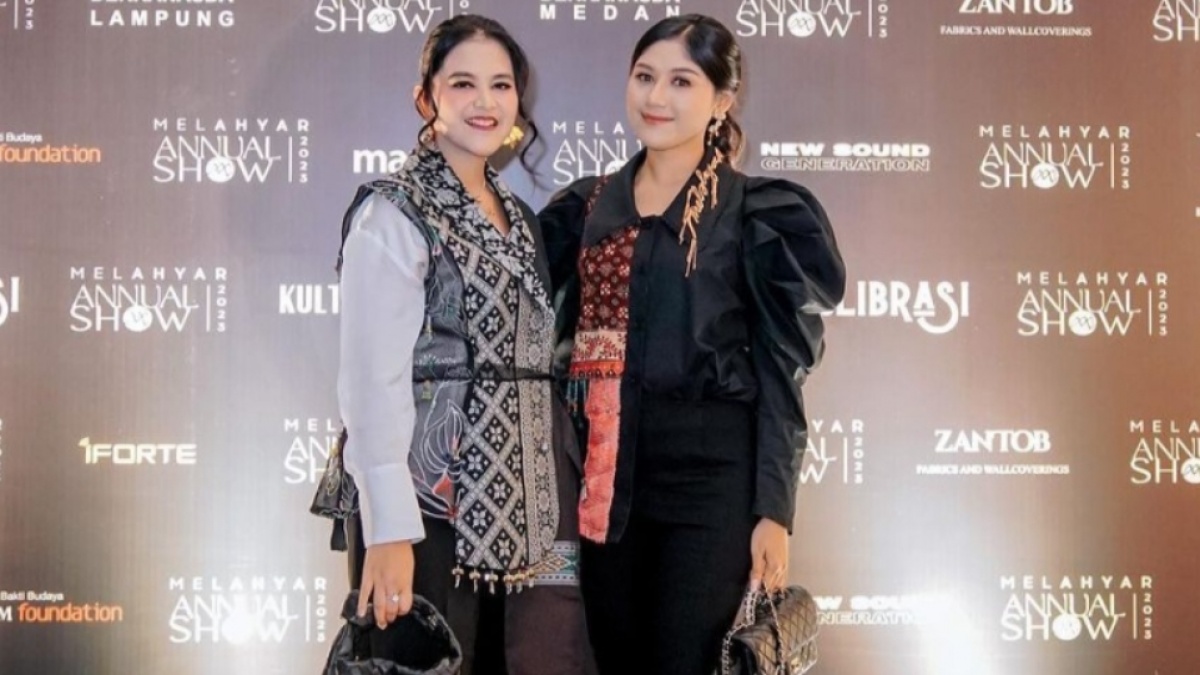 Beda Selera Sepatu Kahiyang Ayu dan Erina Gudono, Produk Spanyol vs Prancis