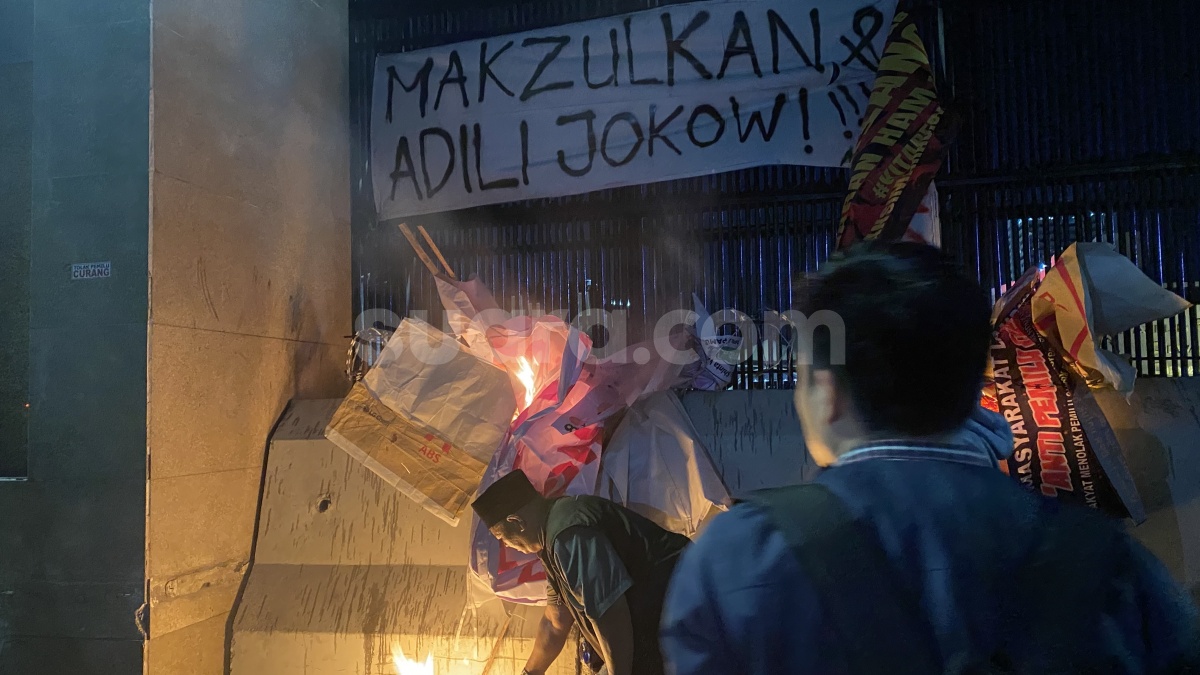Massa Anggap Jokowi Sudah Bikin Pemilu Menjadi Sampah, Depan Gedung DPR RI Menyala