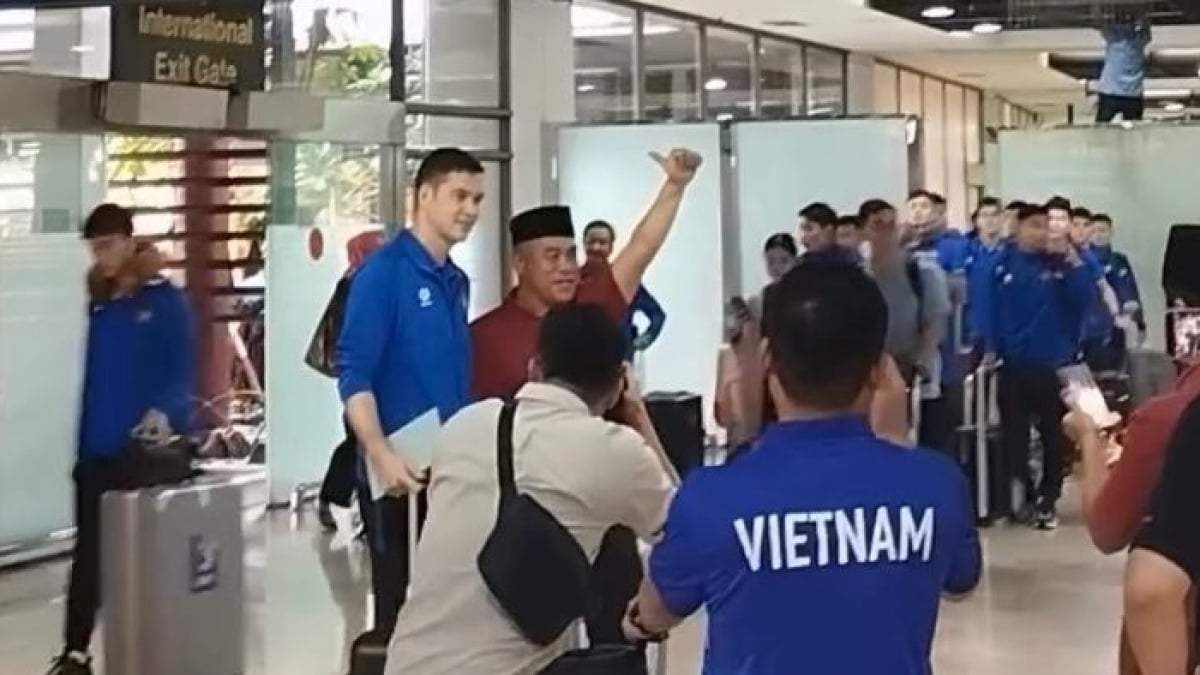 Timnas Vietnam Tiba di Indonesia, Kiper Bulenya Langsung Diajak Foto Bapak-bapak
