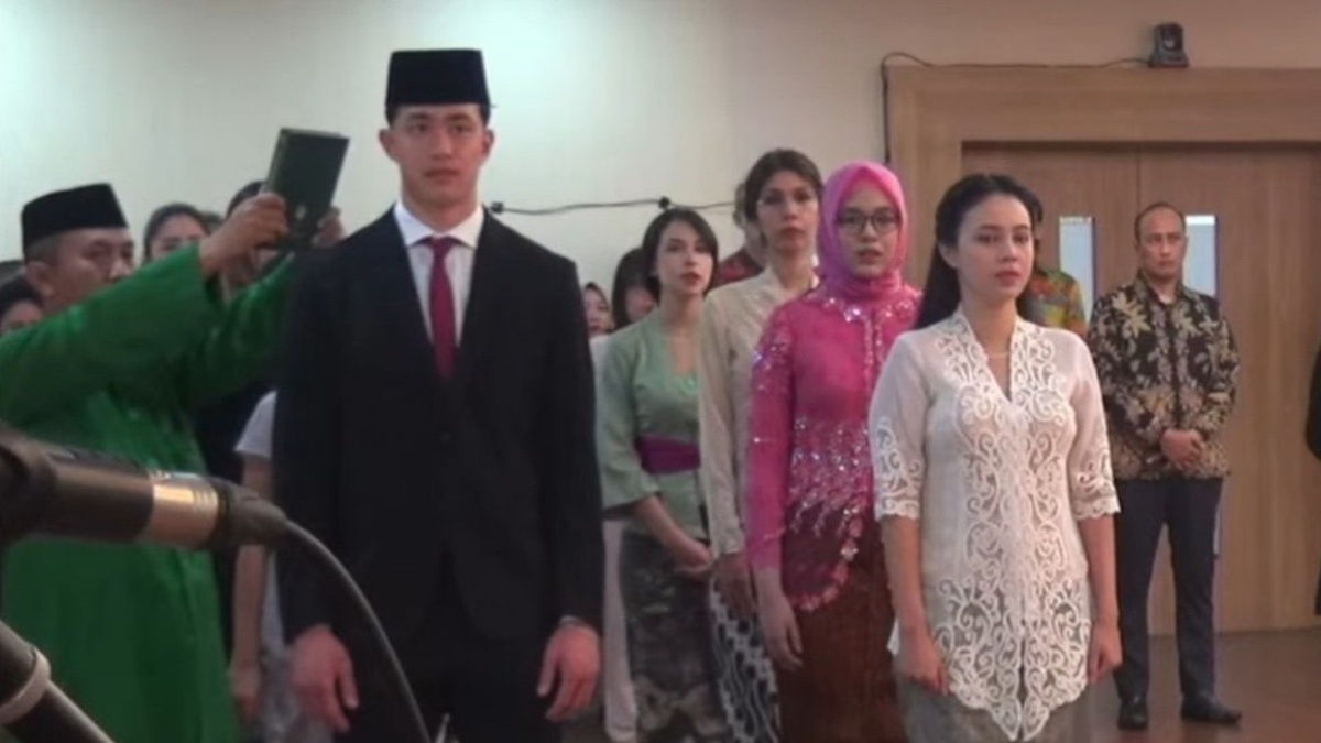 Salfok Cyrus Margono Ambil Sumpah WNI Bareng Aktris Cantik Tanah Air, Intip Fotonya