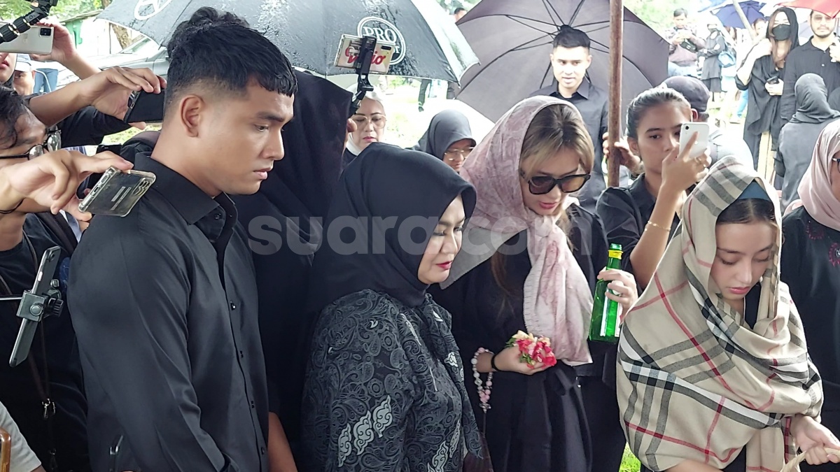 Potret Kedekatan Stevie Agnecya dan Fuji, Pantas Sesedih Itu Saat Dapat Kabar Meninggal Dunia