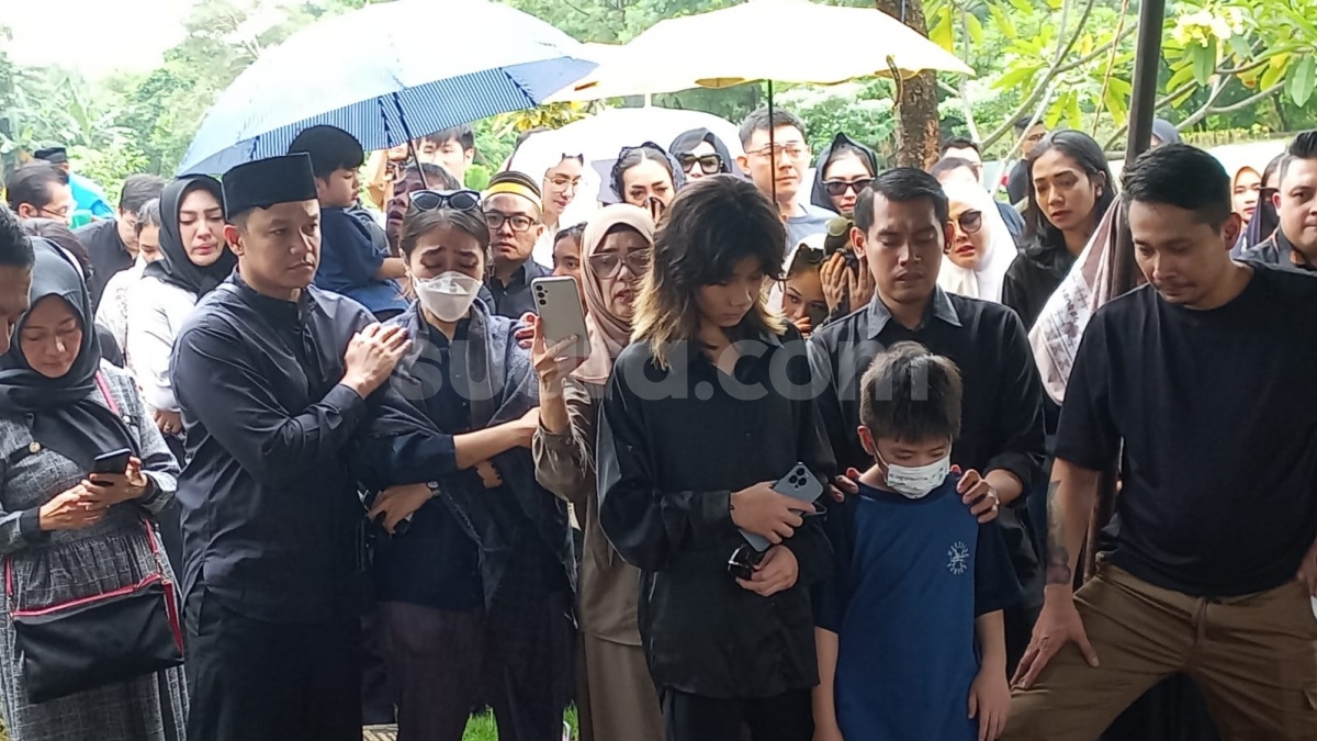 Pemakaman Stevie Agnecya Berlangsung Haru, Anak: Mami Mau ke Mana?
