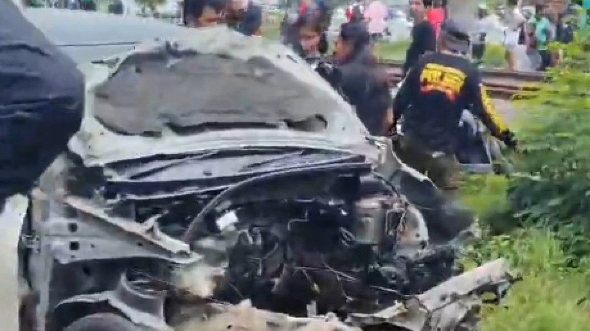 Avanza Hancur Dihantam Kereta Barang di Tanjung Priok, 4 Penumpang Selamat Usai Terseret 10 Meter