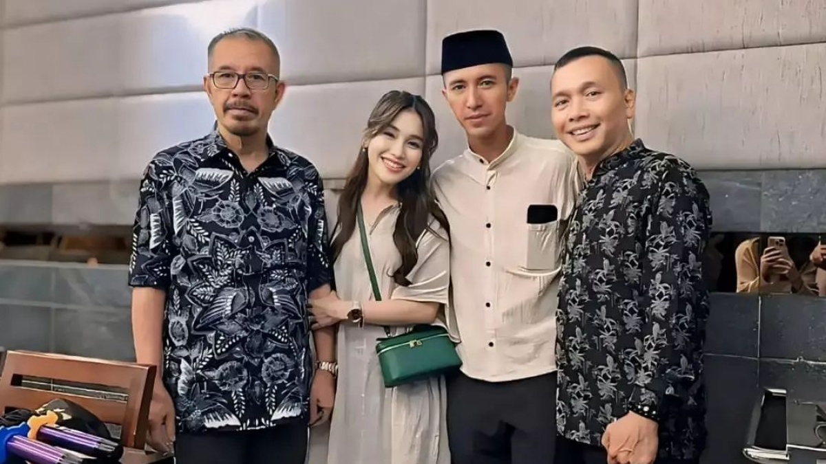 Rayakan Lebaran bareng Calon Besan, Ortu Ayu Ting Ting Banjir Nyinyiran Gegara Ikut Antre THR