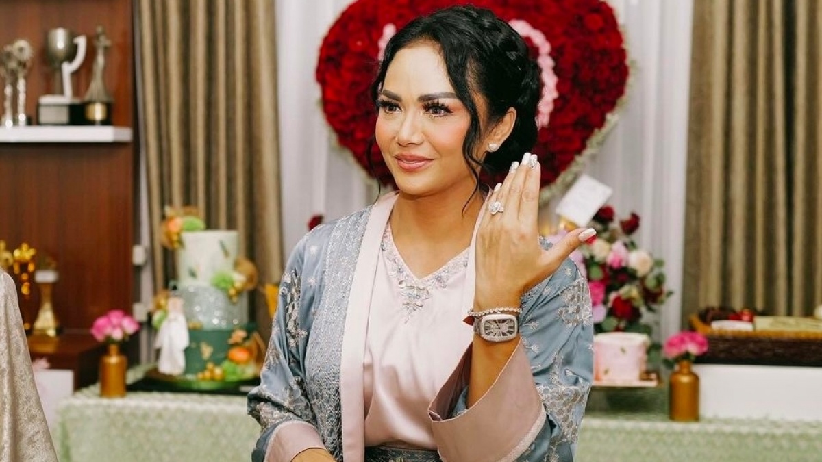 Kris Dayanti Ungkap Perasaannya Dapat Kado Jam Tangan Mewah Seharga Hampir Rp 100 Juta dari Atta dan Aurel