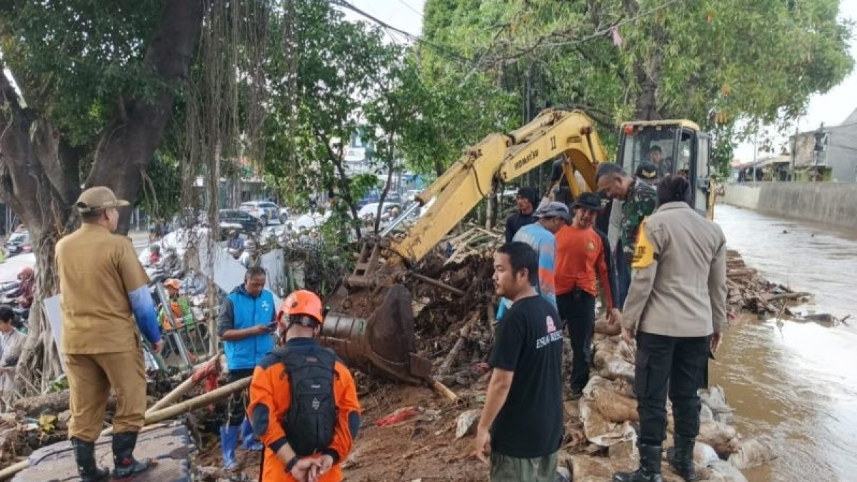 Kali Ciliwung Luber, Tanggul Hek Kramat Jati Ditutup Tumpukan Batu usai Jebol
