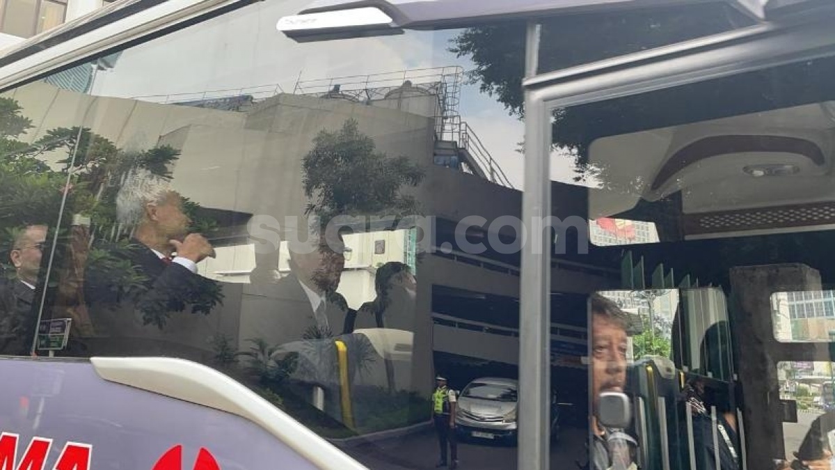 Kompak Bareng Mahfud MD Nebeng Bus Hiba Utama, Ganjar Dadah-dadah Siap Meluncur ke MK