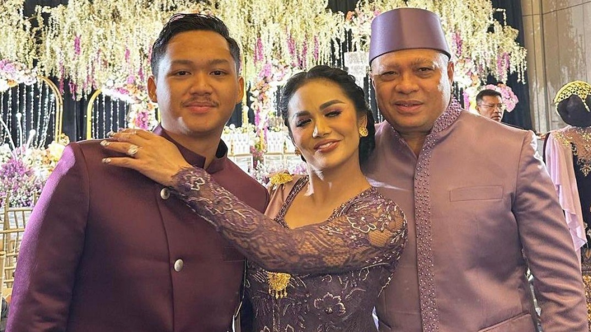 Datang Bersama Raul Lemos, Reaksi Kris Dayanti Usai Azriel Hermansyah Lamar Sarah Menzel Jadi Sorotan