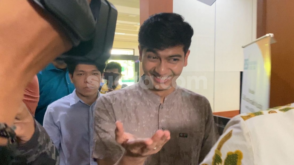 Teuku Ryan Cemberut Ketemu Ria Ricis di Ruang Sidang, Di Luar Malah Tersenyum: Pencitraan!
