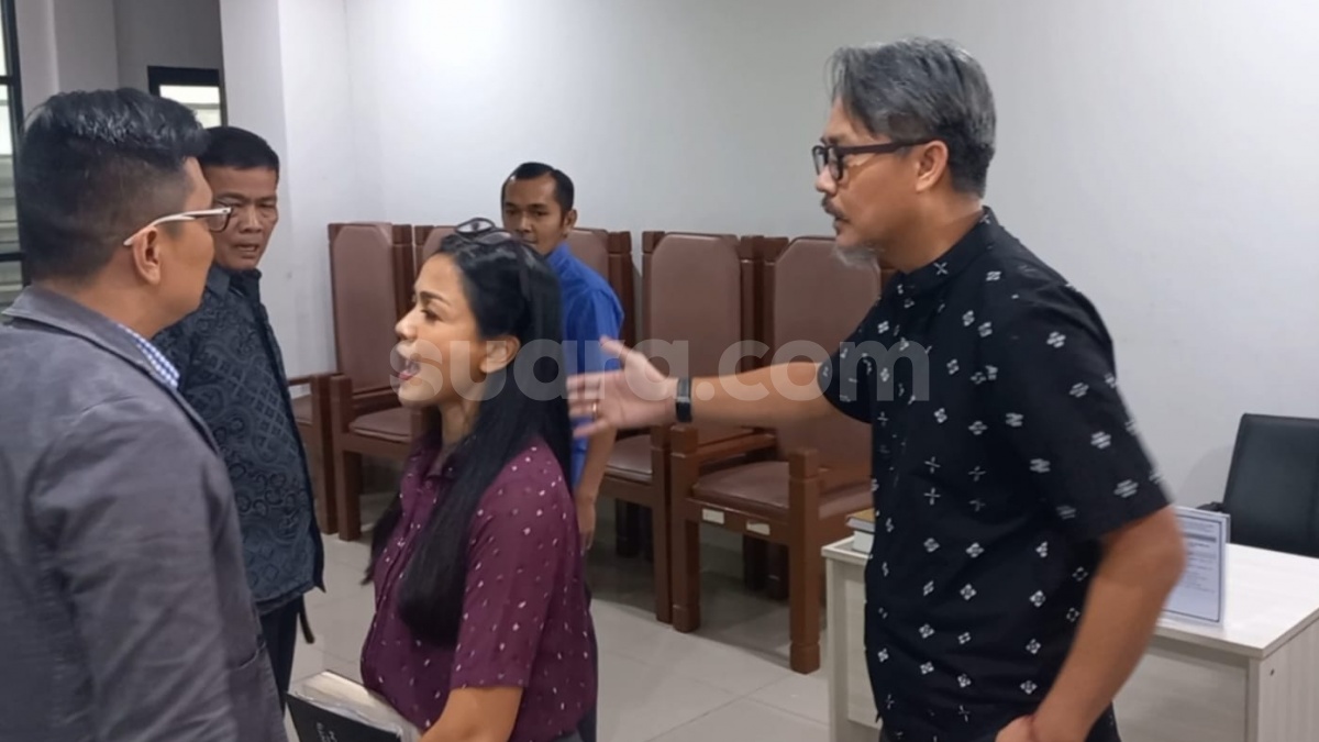 Adu Mulut dengan Nirina Zubir Usai Sidang, Ini Jabatan Pengacara Daddy Hartadi