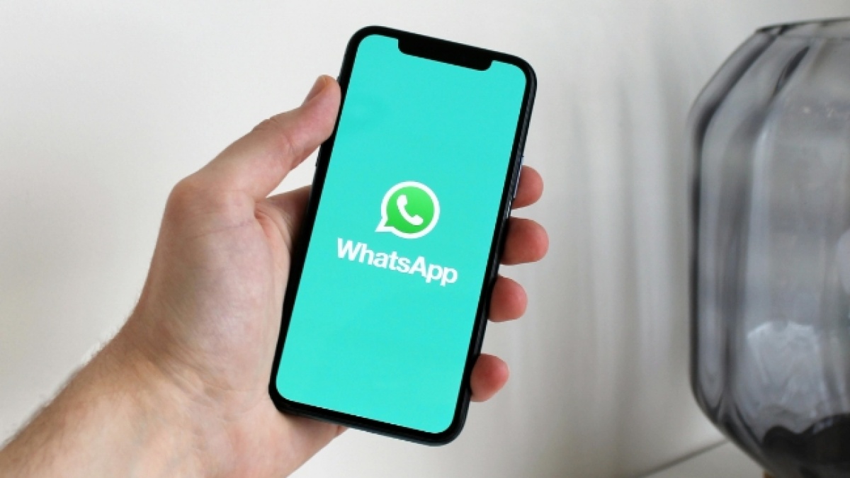 Atasi Wajah Terbalik Saat Video Call WhatsApp, Ini Cara Setting Kamera agar Tidak Mirror