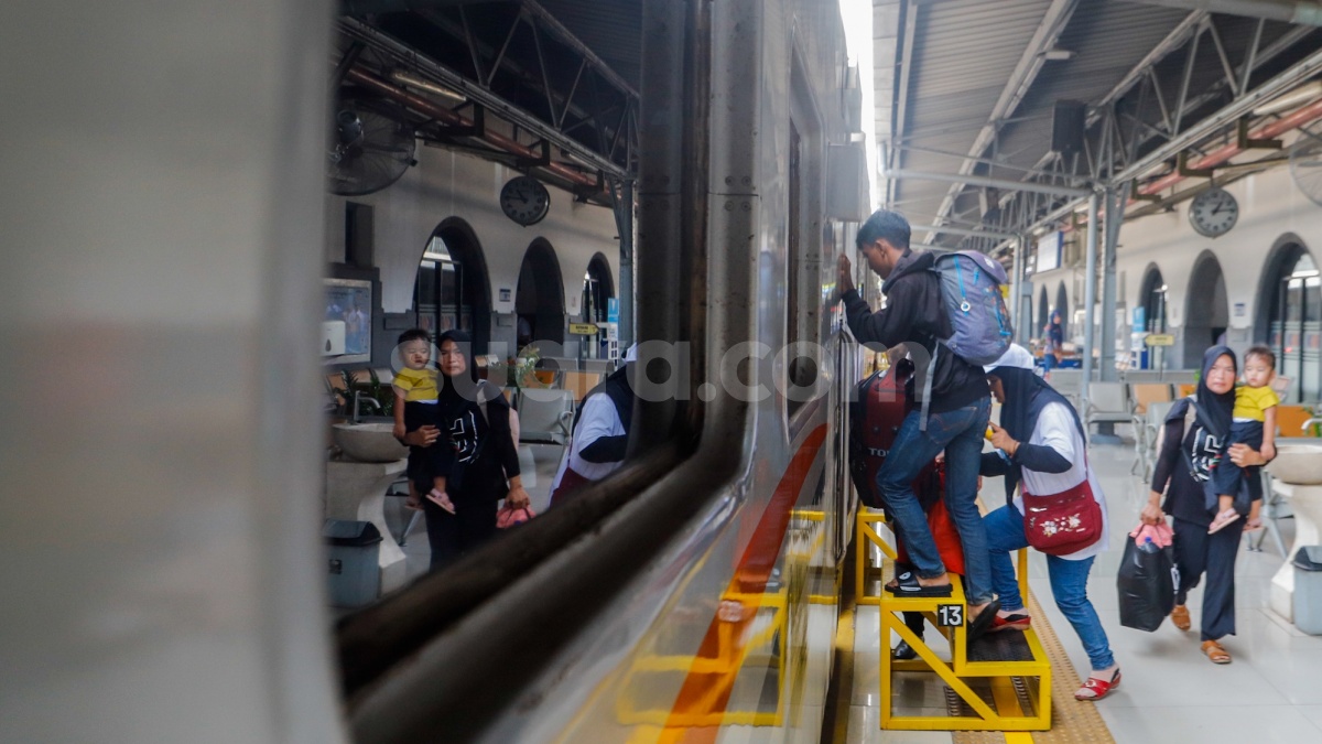 Libur Nataru, 2,9 Juta Orang Naik Kereta Jarak Jauh